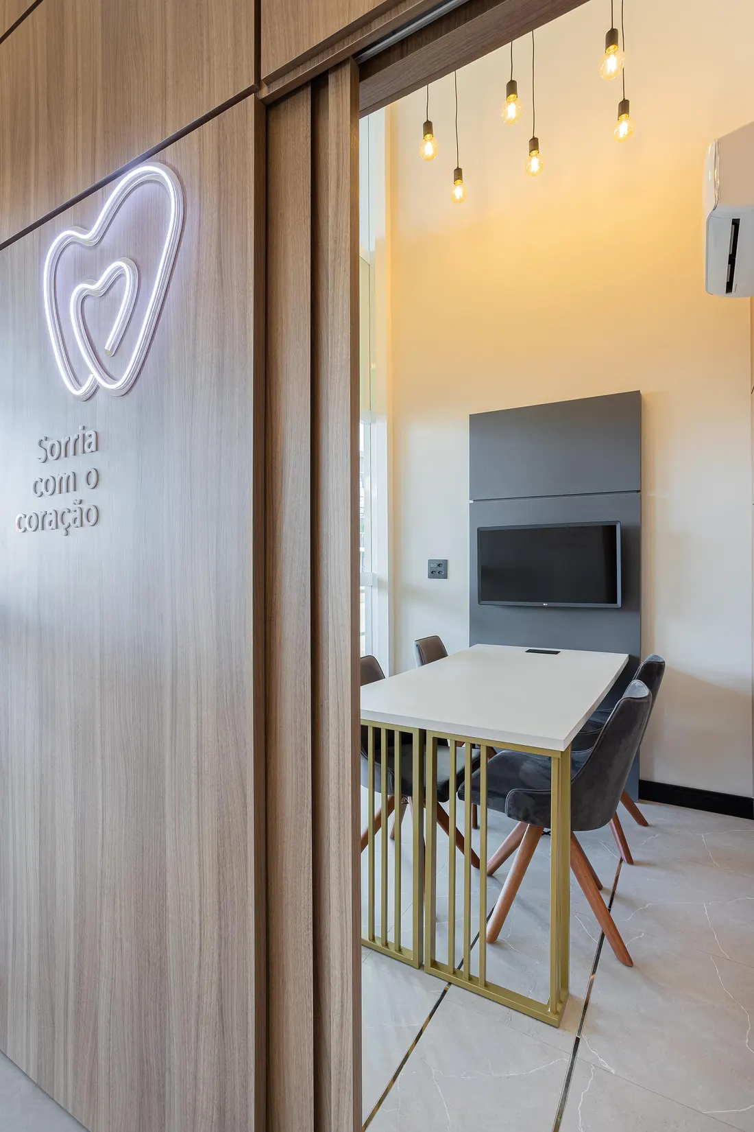 Sala da Maesti com o letreiro Sorria com o coração